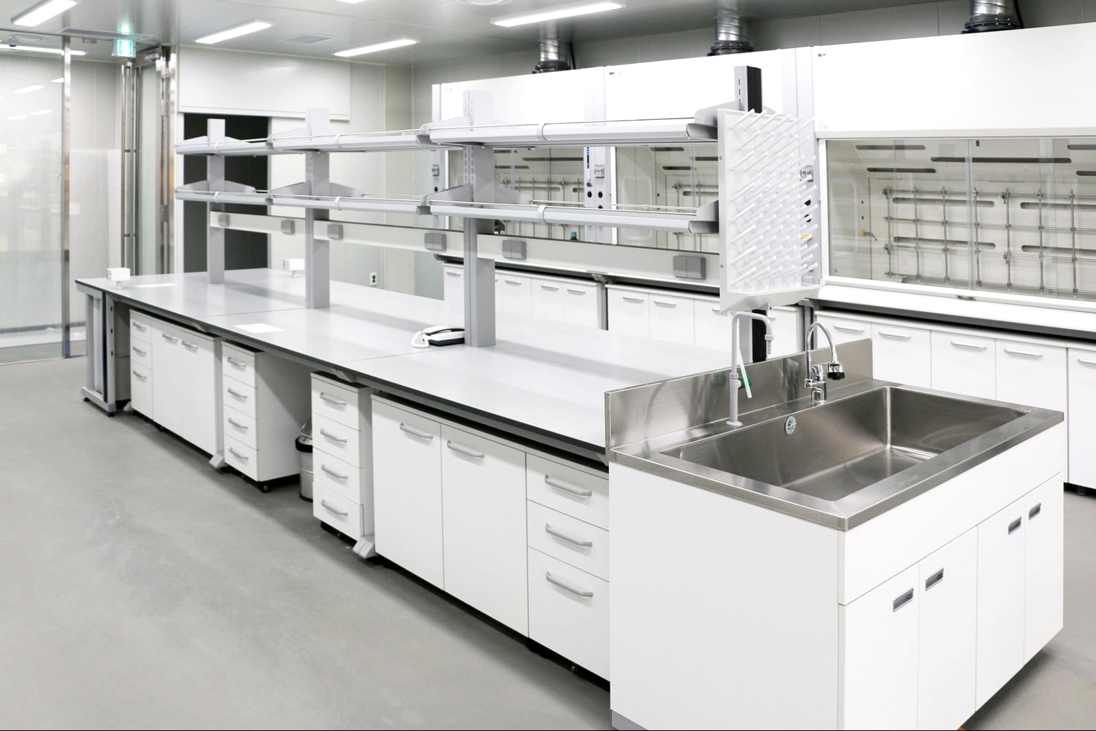 Completed laboratory with technical benches and services